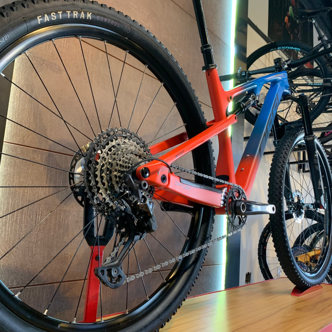Bicicleta Oggi Cattura Pro Aro 29 XT 12v Azul e Vermelho - Seminova