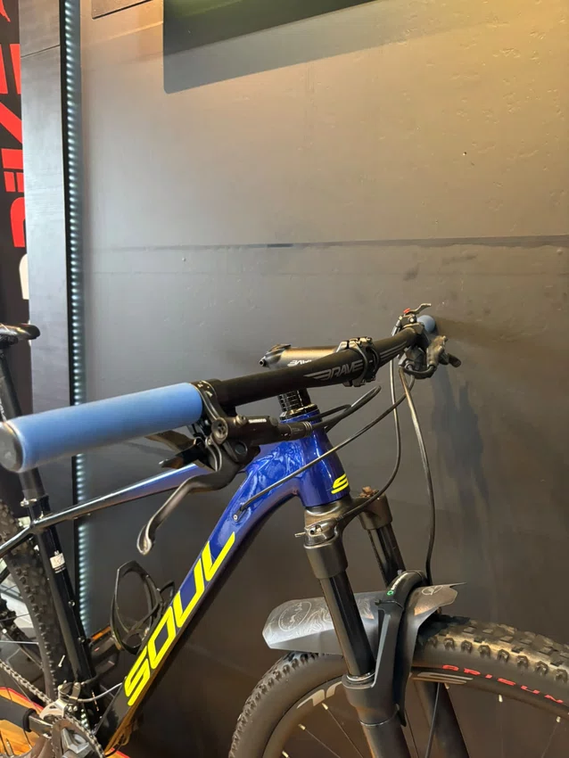 Bicicleta seminova a29 soul sl329 shimano alivio 18v t-17 azul/preto/verde