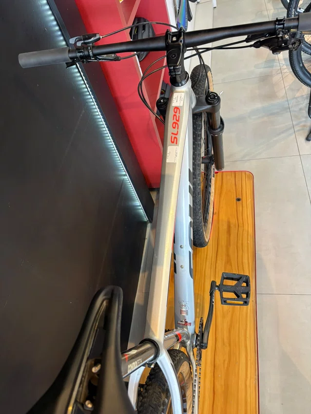 Bicicleta seminova a29 soul sl929 12v t-19 cinza/vermelho/preto