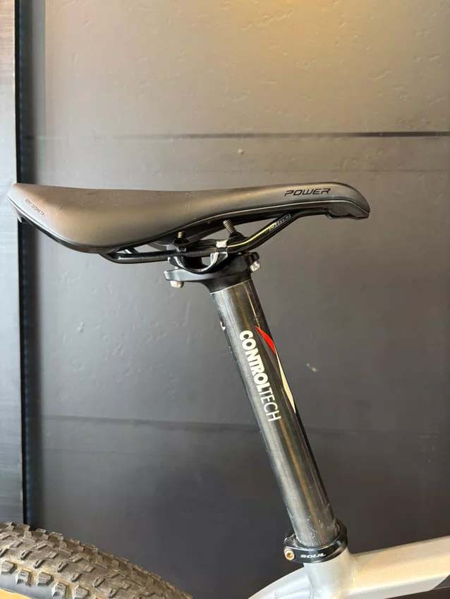 Bicicleta seminova a29 soul sl929 12v t-19 cinza/vermelho/preto