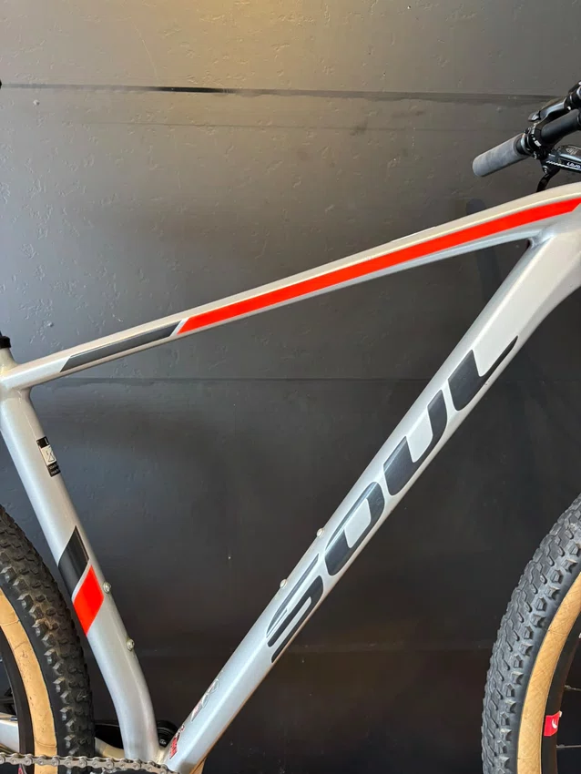 Bicicleta seminova a29 soul sl929 12v t-19 cinza/vermelho/preto