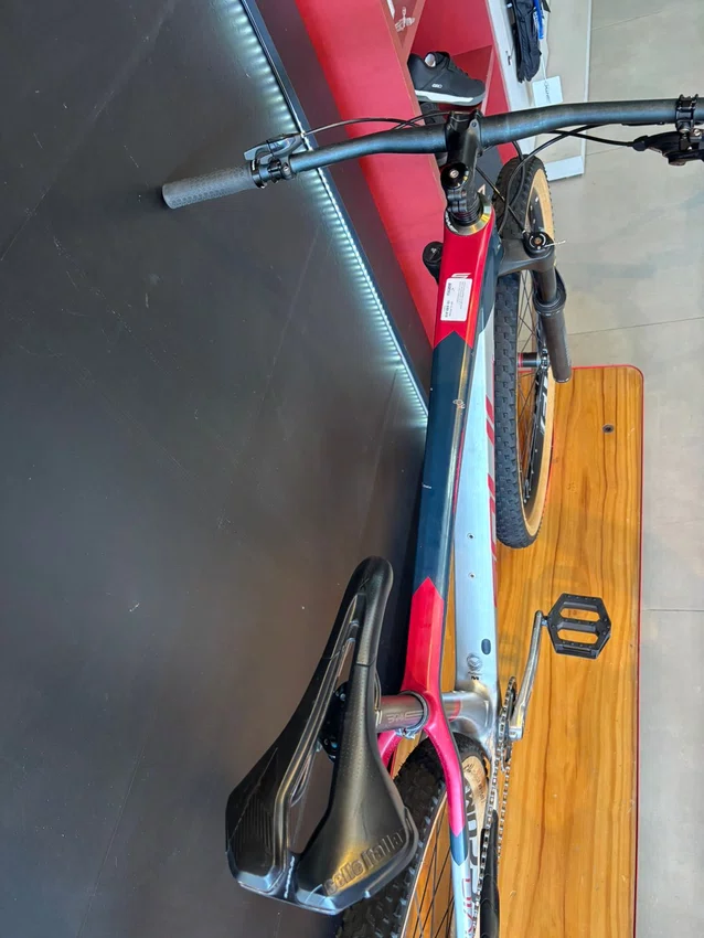 Bicicleta Seminova A29 Soul Vesuvio Sram Gx 12V T-17 Prata/Azul/Vermelho