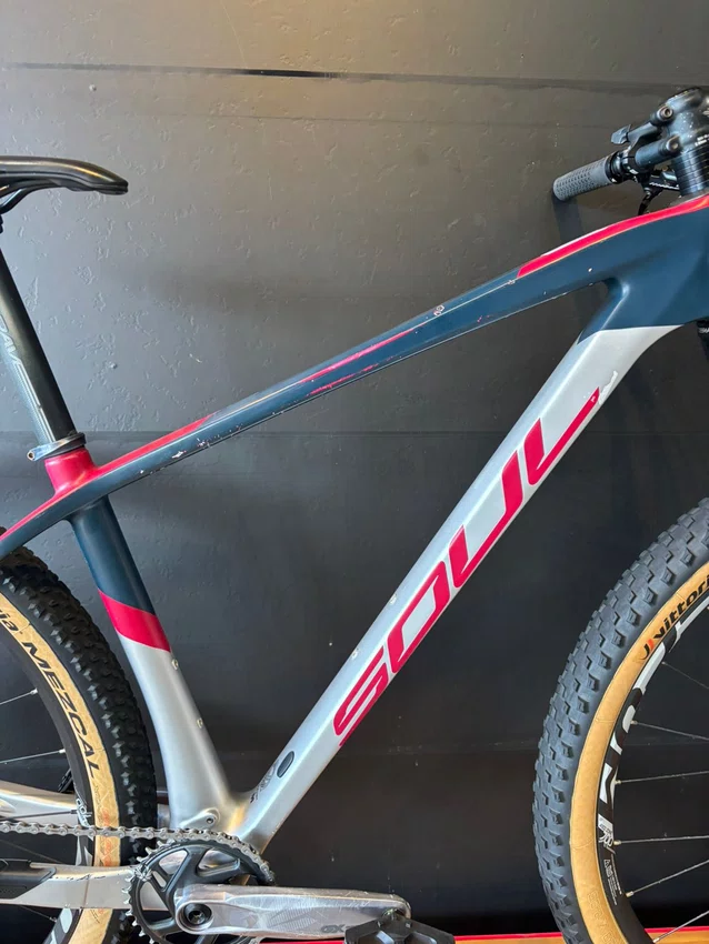 Bicicleta Seminova A29 Soul Vesuvio Sram Gx 12V T-17 Prata/Azul/Vermelho