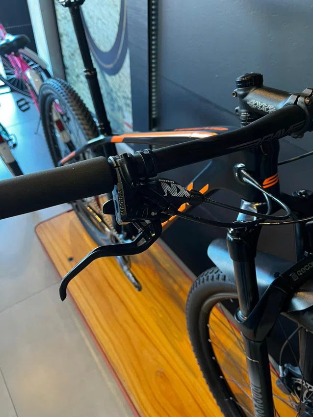 Bicicleta Seminova Soul Vesuvio Aro 29 SRAM NX 12v Preta/Laranja