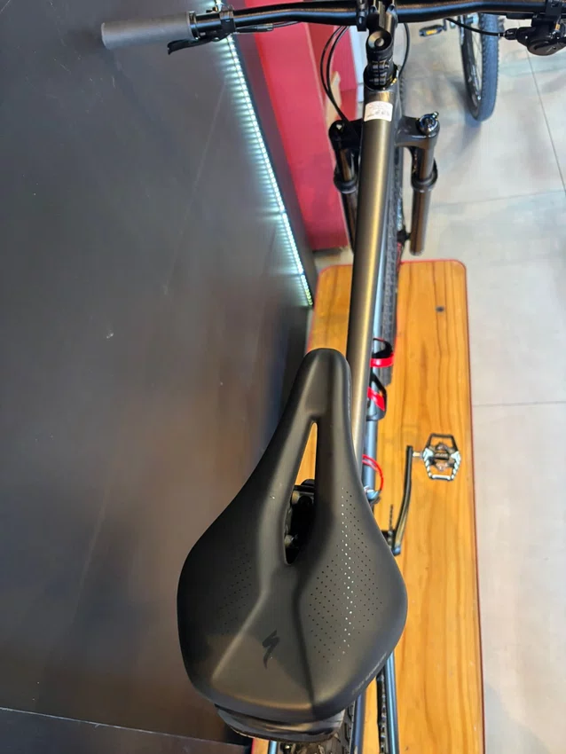 Bicicleta seminova a29 specialized chisel shimano deore 12v t-19 grafite/preto
