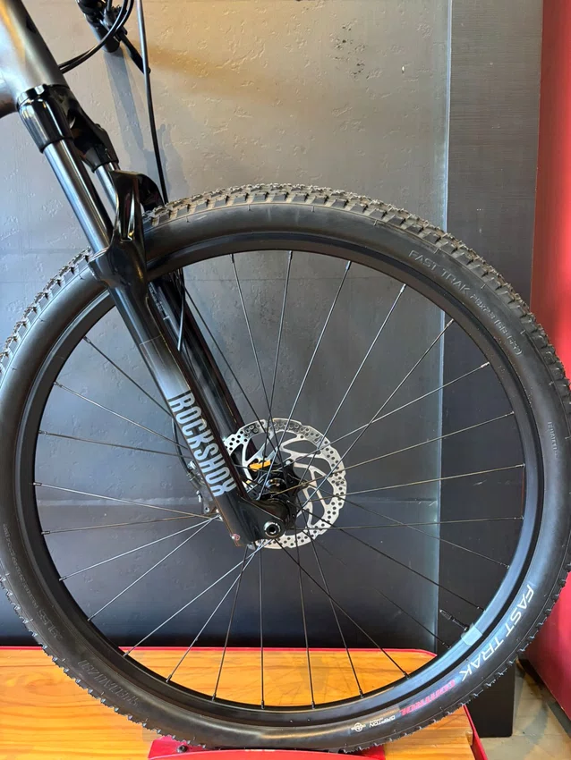 Bicicleta seminova a29 specialized chisel shimano deore 12v t-19 grafite/preto