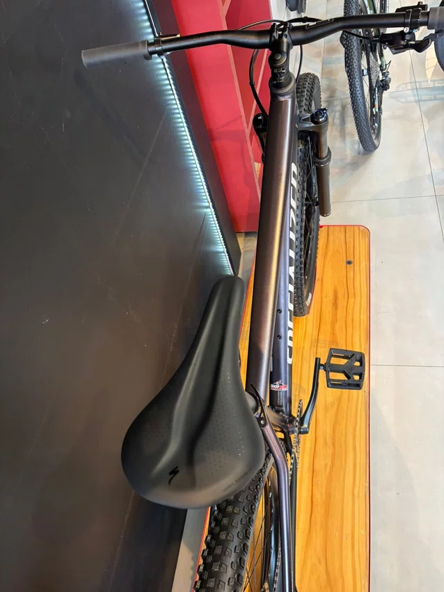Bicicleta seminova a29 specialized rockhopper deore 12v t-19 cinza/branco