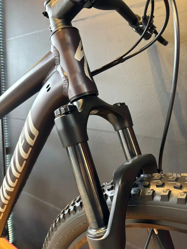 Bicicleta seminova a29 specialized rockhopper deore 12v t-19 cinza/branco