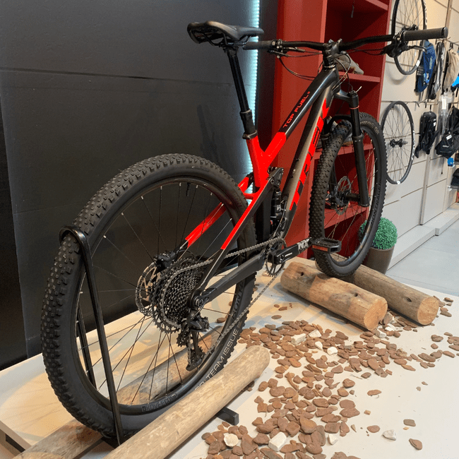 Bicicleta Trek Top Fuel 8 Aro 29 NX 12v Preto e Vermelho - Seminova