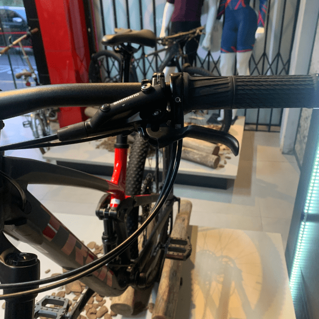 Bicicleta Trek Top Fuel 8 Aro 29 NX 12v Preto e Vermelho - Seminova