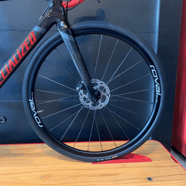 Bicicleta Specialized Roubaix Sport Carbon 105 Aro 700 22v T-56 Preta e Vermelha - Seminova