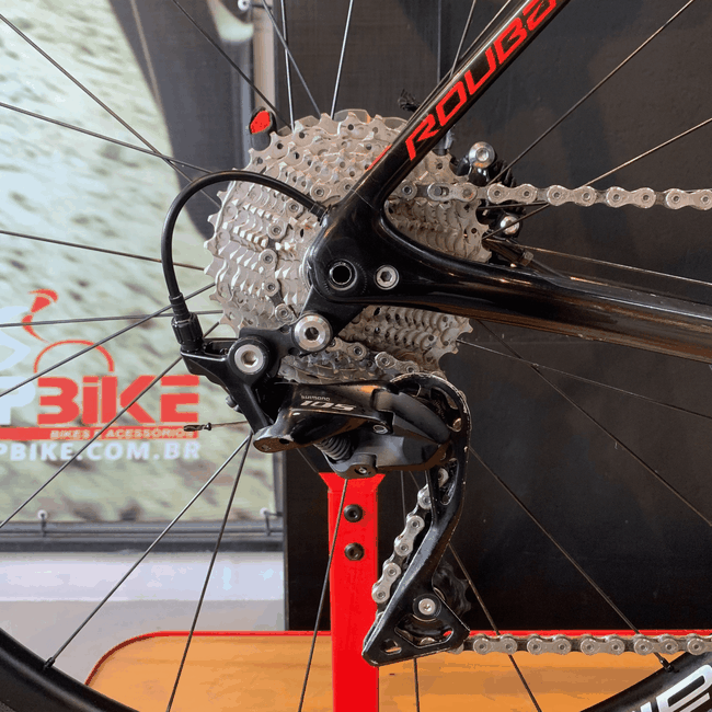 Bicicleta Specialized Roubaix Sport Carbon 105 Aro 700 22v T-56 Preta e Vermelha - Seminova