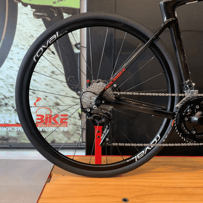 Bicicleta Specialized Roubaix Sport Carbon 105 Aro 700 22v T-56 Preta e Vermelha - Seminova