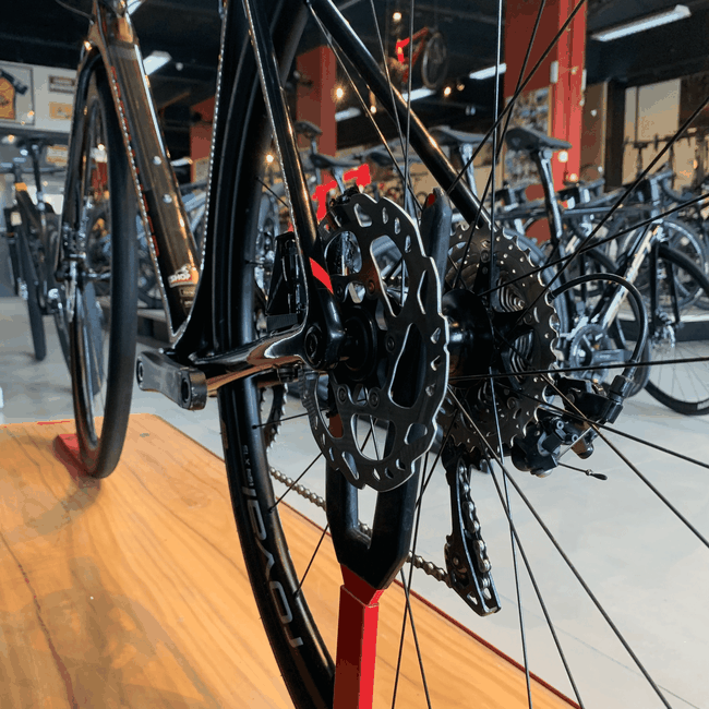 Bicicleta Specialized Roubaix Sport Carbon 105 Aro 700 22v T-56 Preta e Vermelha - Seminova