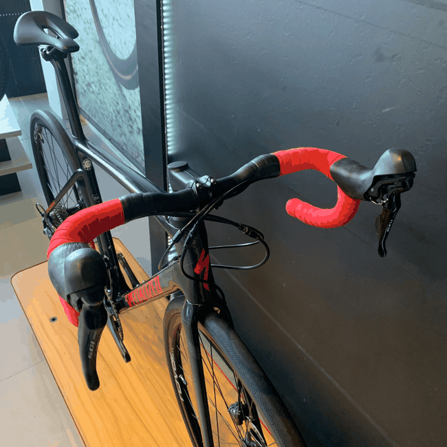 Bicicleta Specialized Roubaix Sport Carbon 105 Aro 700 22v T-56 Preta e Vermelha - Seminova