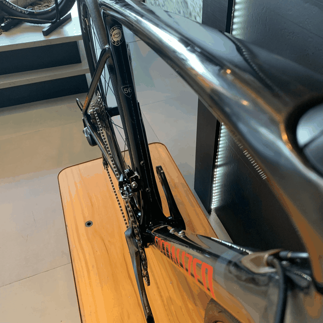 Bicicleta Specialized Roubaix Sport Carbon 105 Aro 700 22v T-56 Preta e Vermelha - Seminova