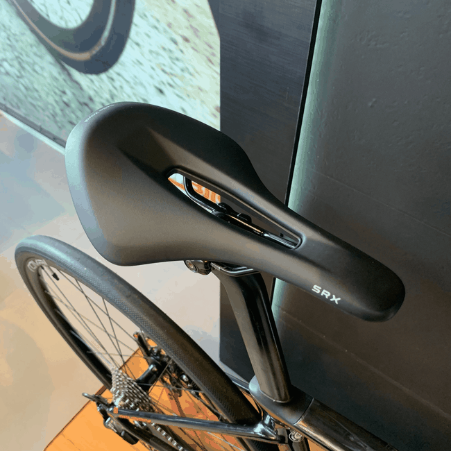 Bicicleta Specialized Roubaix Sport Carbon 105 Aro 700 22v T-56 Preta e Vermelha - Seminova