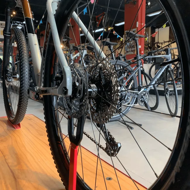Bicicleta Sense Impact SL Aro 29 Deore 12v T-19 Creme e Marrom - Seminova