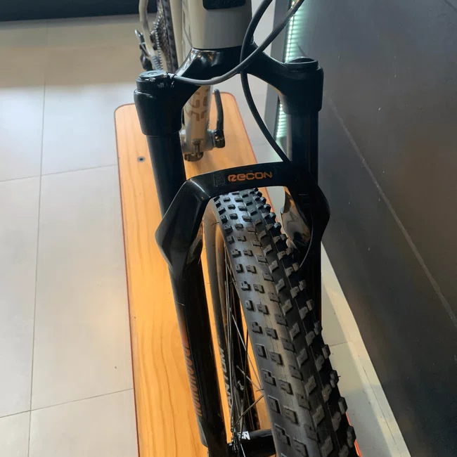 Bicicleta Sense Impact SL Aro 29 Deore 12v T-19 Creme e Marrom - Seminova