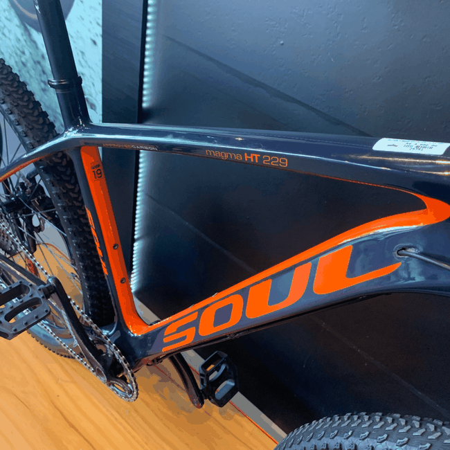 Bicicleta Soul Magma HT 229 Carbon Aro 29 Deore 12v Azul Marinho e Laranja - Seminova