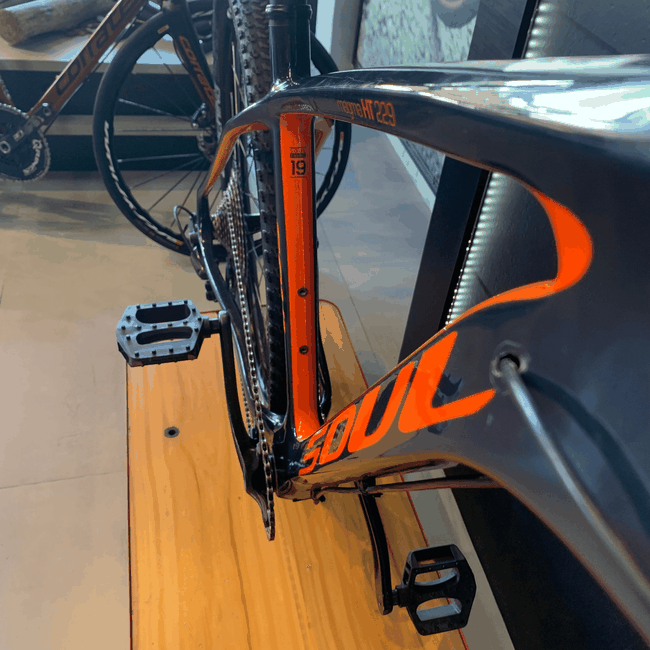 Bicicleta Soul Magma HT 229 Carbon Aro 29 Deore 12v Azul Marinho e Laranja - Seminova