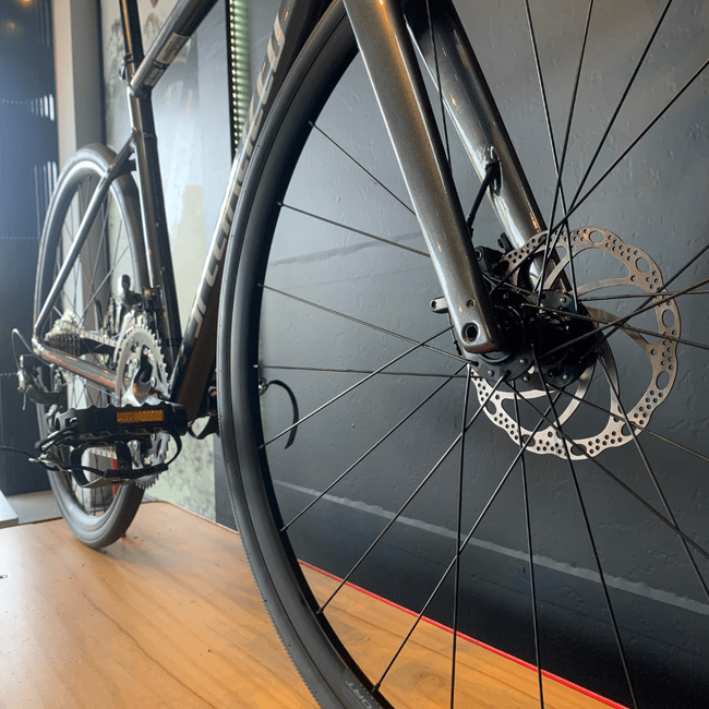 Bicicleta Specialized Allez E5 Aro 700 Claris 16v Cinza escuro e Branco e Prata