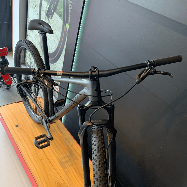 Bicicleta Specialized Chisel HT Aro 29 SX 12v 2022 Cinza Escuro e Preto
