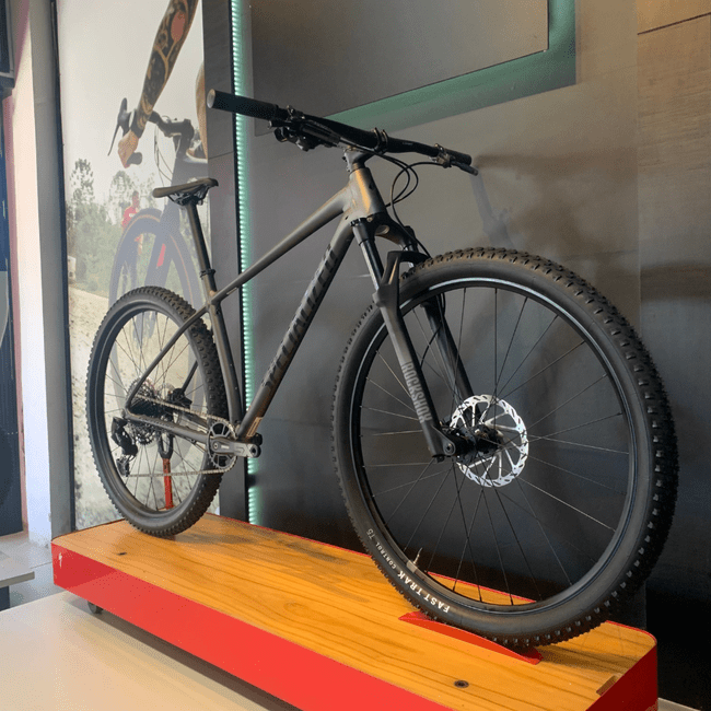 Bicicleta Specialized Chisel HT Aro 29 SX 12v 2022 Cinza Escuro e Preto