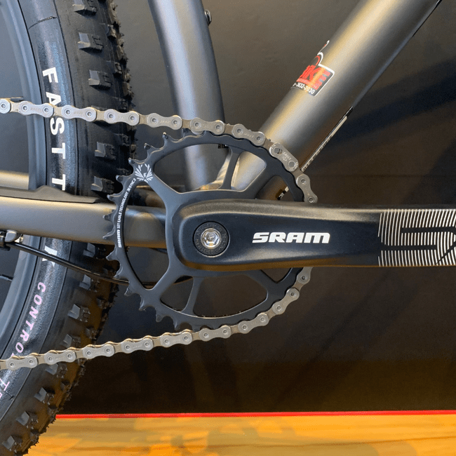 Bicicleta Specialized Chisel HT Aro 29 SX 12v 2022 Cinza Escuro e Preto