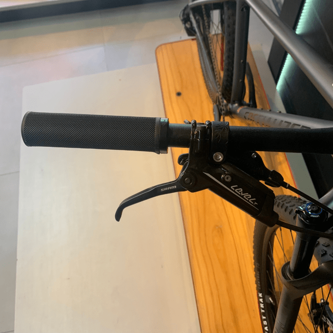 Bicicleta Specialized Chisel HT Aro 29 SX 12v 2022 Cinza Escuro e Preto