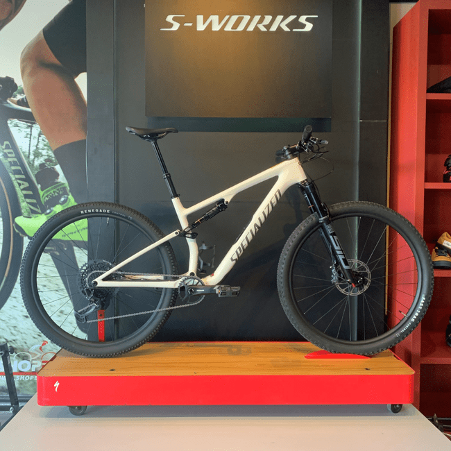 Bicicleta Specialized Epic 8 Full Comp Carbon Aro 29 GX 12v 2024 Branco e Cinza - Seminova
