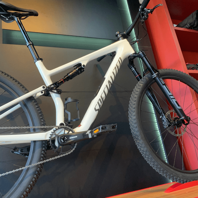 Bicicleta Specialized Epic 8 Full Comp Carbon Aro 29 GX 12v 2024 Branco e Cinza - Seminova