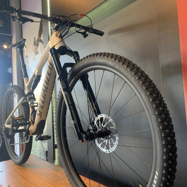Bicicleta Specialized Epic 8 Full Comp Carbon Aro 29 GX 12v 2024 Branco e Cinza - Seminova