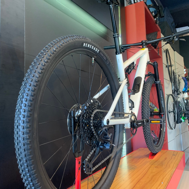 Bicicleta Specialized Epic 8 Full Comp Carbon Aro 29 GX 12v 2024 Branco e Cinza - Seminova