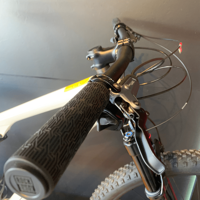 Bicicleta Specialized Epic 8 Full Comp Carbon Aro 29 GX 12v 2024 Branco e Cinza - Seminova