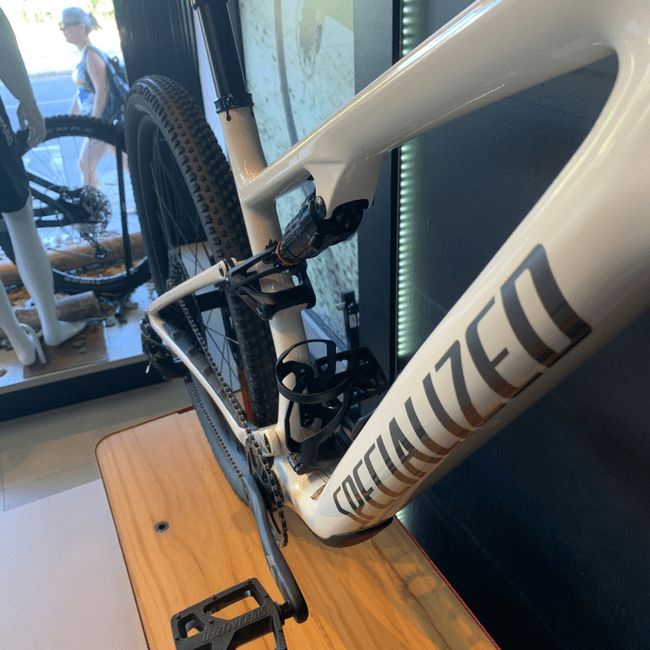 Bicicleta Specialized Epic 8 Full Comp Carbon Aro 29 GX 12v 2024 Branco e Cinza - Seminova