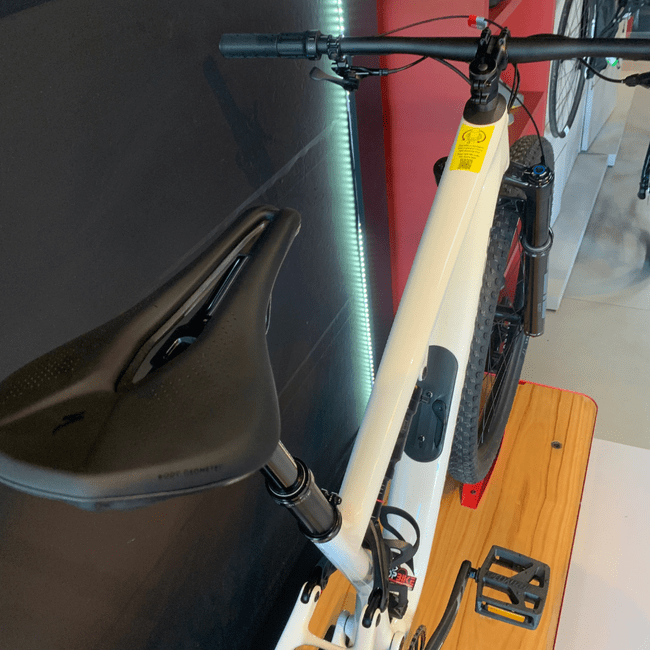 Bicicleta Specialized Epic 8 Full Comp Carbon Aro 29 GX 12v 2024 Branco e Cinza - Seminova