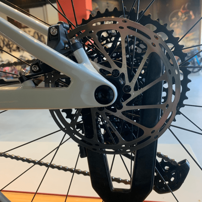 Bicicleta Specialized Epic 8 Full Comp Carbon Aro 29 GX 12v 2024 Branco e Cinza - Seminova