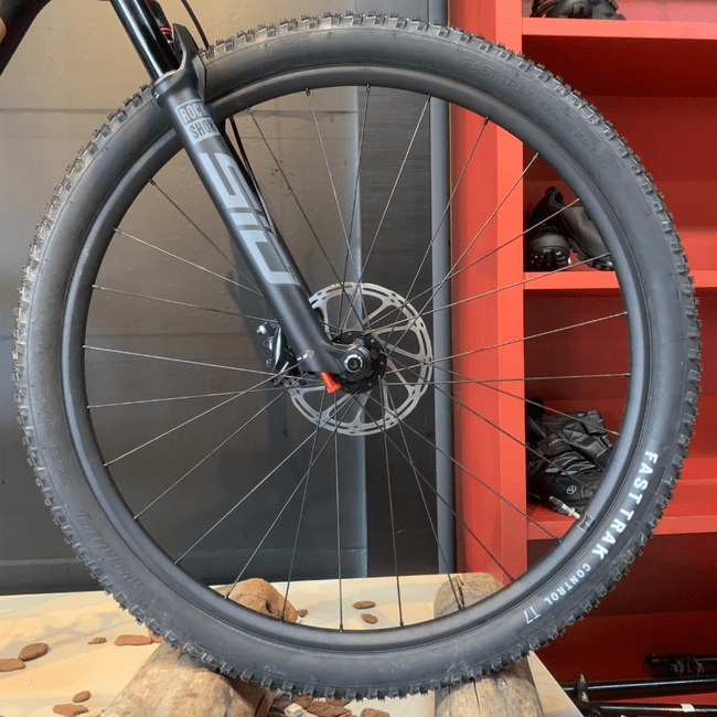 Bicicleta Specialized Epic Full Comp Aro 29 GX 12v Preto e Dourado