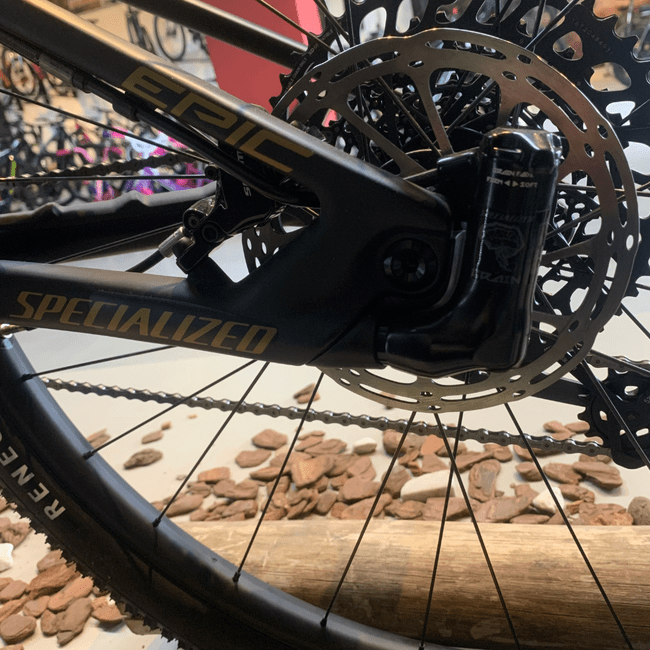Bicicleta Specialized Epic Full Comp Aro 29 GX 12v Preto e Dourado