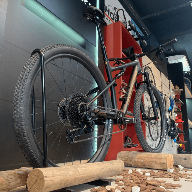 Bicicleta Specialized Epic Full Comp Aro 29 GX 12v Preto e Dourado