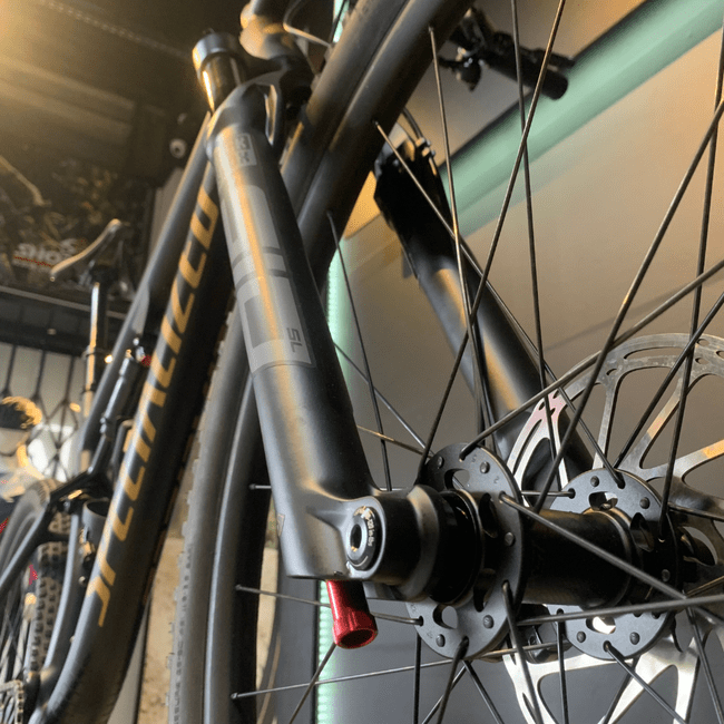 Bicicleta Specialized Epic Full Comp Aro 29 GX 12v Preto e Dourado