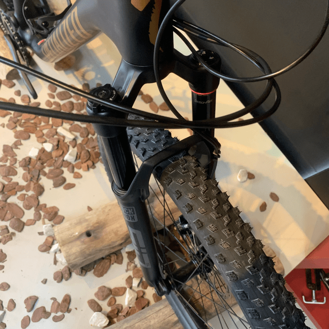 Bicicleta Specialized Epic Full Comp Aro 29 GX 12v Preto e Dourado