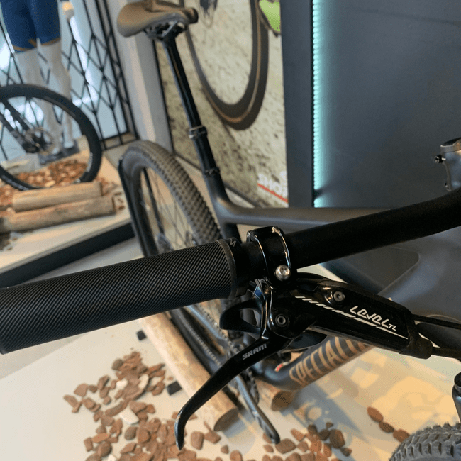 Bicicleta Specialized Epic Full Comp Aro 29 GX 12v Preto e Dourado