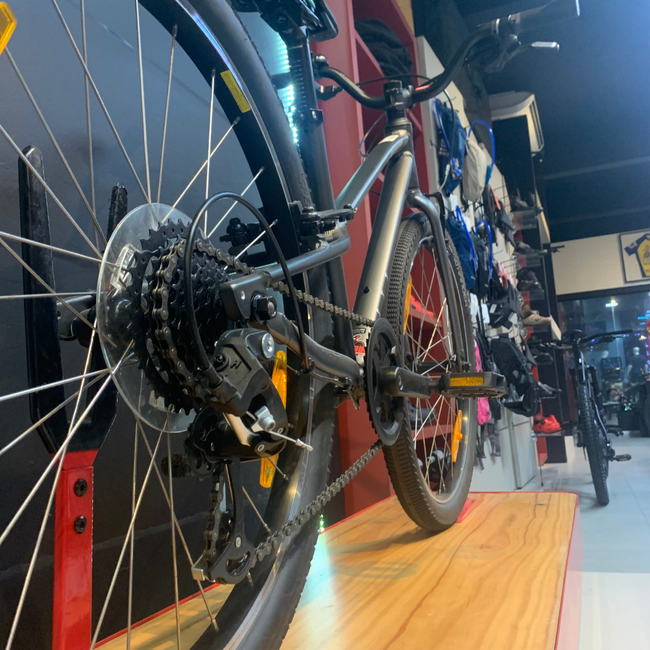 Bicicleta Specialized Jett Aro 24 microSHIFT 8v 2023 Cinza Escuro e Prata