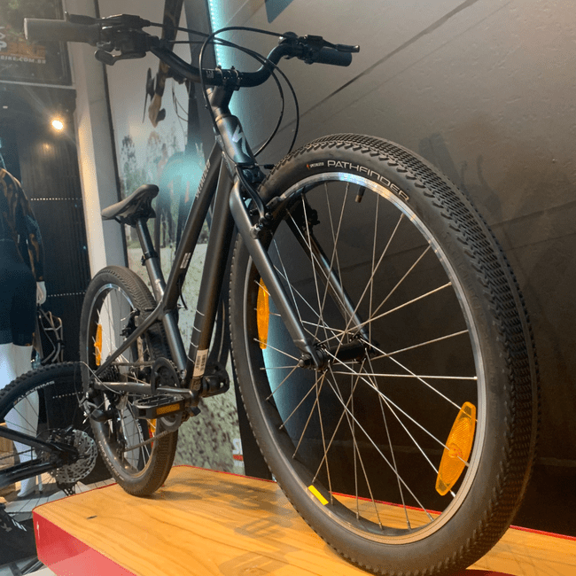 Bicicleta Specialized Jett Aro 24 microSHIFT 8v 2023 Cinza Escuro e Prata