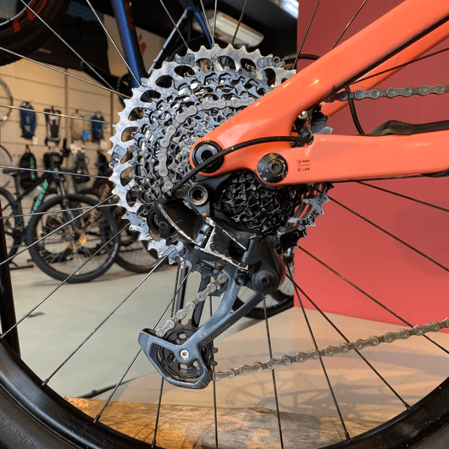 Bicicleta Specialized Kenevo Carbon GX 12V Laranja e Preto - Seminova