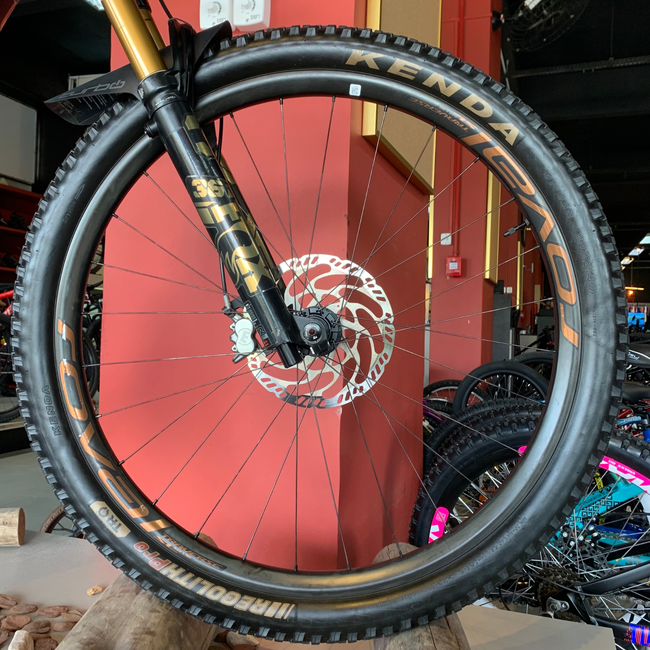 Bicicleta Specialized Levo SL S-Works Aro 29 XX1 12v Preto e Dourado - Seminova