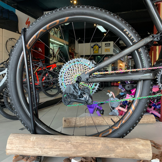 Bicicleta Specialized Levo SL S-Works Aro 29 XX1 12v Preto e Dourado - Seminova