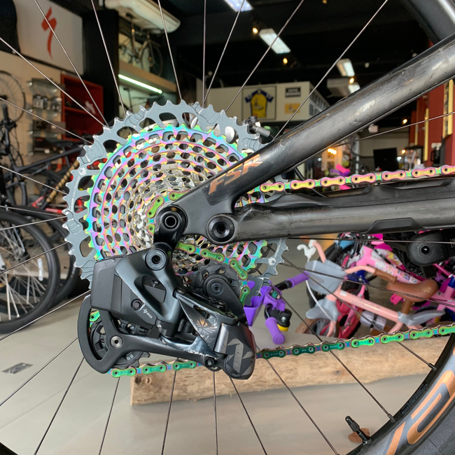 Bicicleta Specialized Levo SL S-Works Aro 29 XX1 12v Preto e Dourado - Seminova